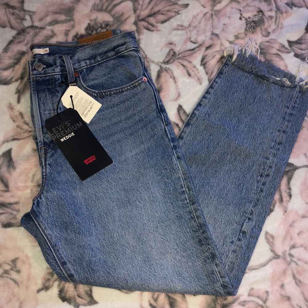 Levi’s Wedgie hi waisted medium wash frayed hem raw hem jeans NWT SZ 30